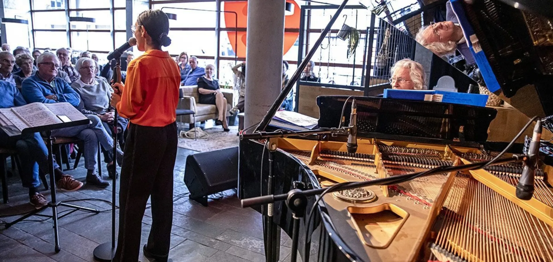 Concert begeleid door piano